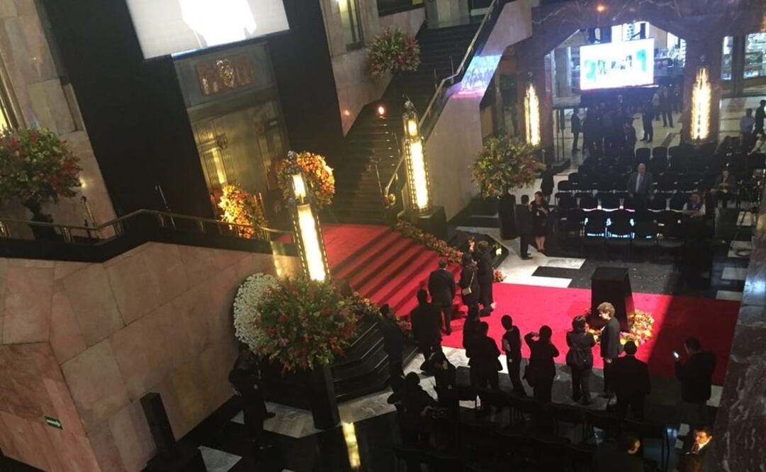 En la alfombra roja, sobre la cual se instalaron otras guirnaldas de flores, se montaron varias sillas y luce una base de color negro. (FOTO: Cristina Pineda)