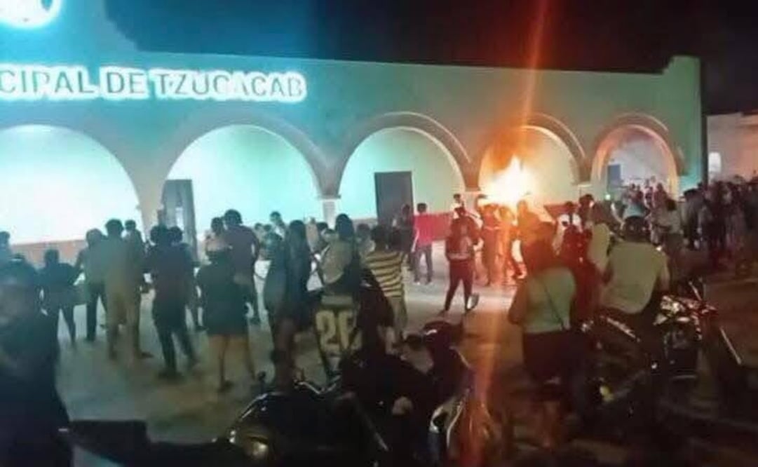 Muerte de un joven en cárcel, provoca prendan fuego al palacio municipal. Foto: Especial.
