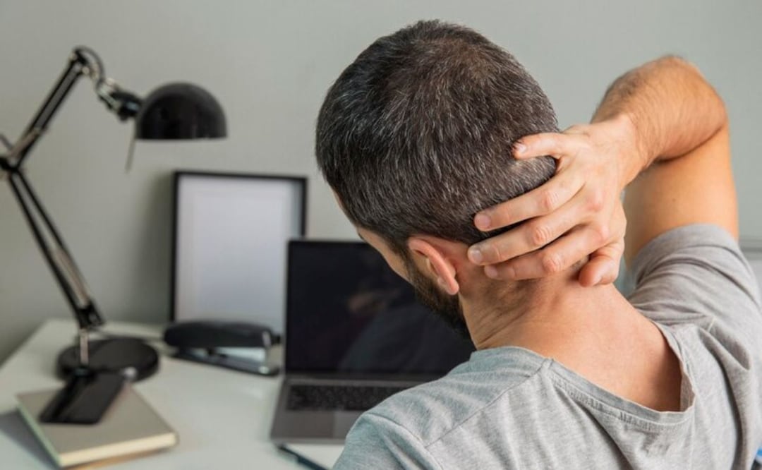 Advertencia ante el dolor de cuello. Fuente: Freepik