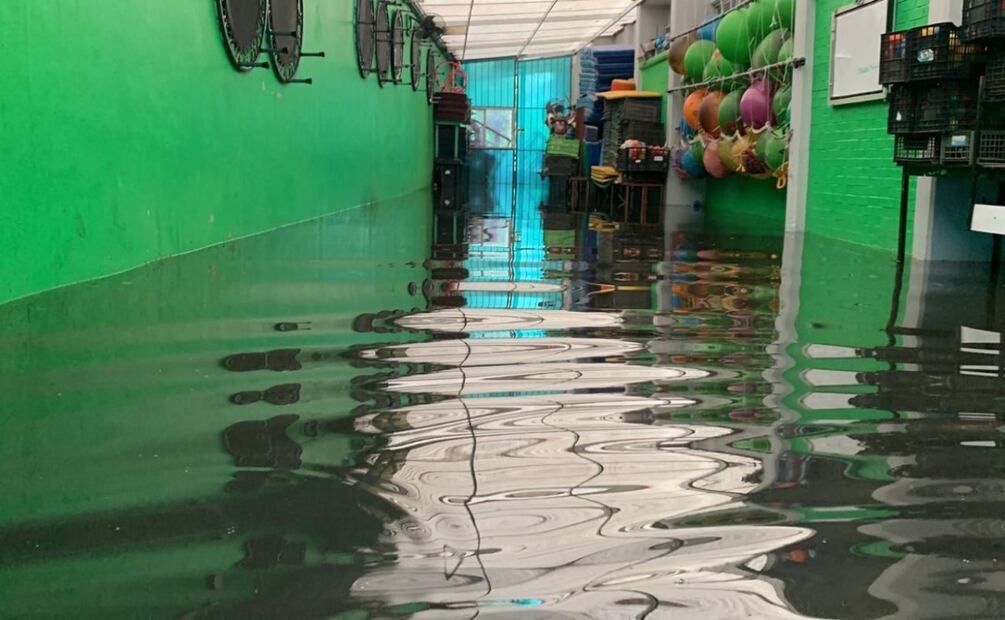 Lluvias provocan severo encharcamiento en Iztacalco; escuela primaria sufre inundación y moviliza cuerpos de emergencias. Foto: Juan Carlos Williams
