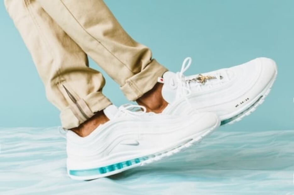 Tenis de Jesús con todo y agua bendita se vuelven virales