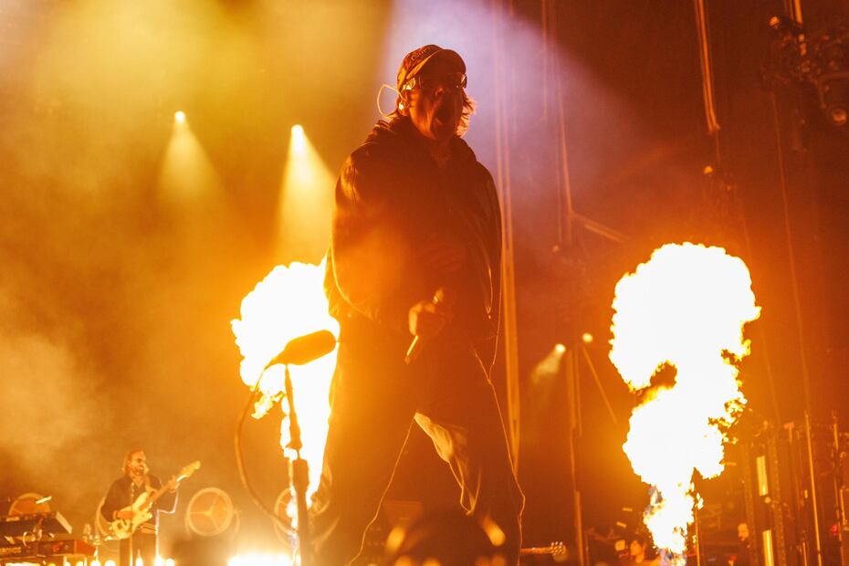 Vocalista de Cage The Elephant sale a cantar a pesar de tener un pie roto y un brazo en el Corona Capital. Fotos: de Yaretzy M. Osnaya El Universal