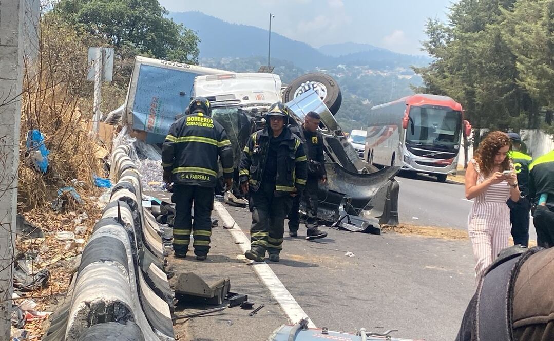 Al lugar arribaron paramédicos quienes brindaron atención médica a un hombre que resultó lesionado en la volcadura. Foto: Especial
