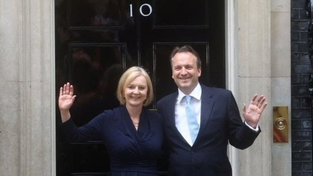 Liz Truss y su marido en la puerta de la residencia oficial. Foto: Reuters
