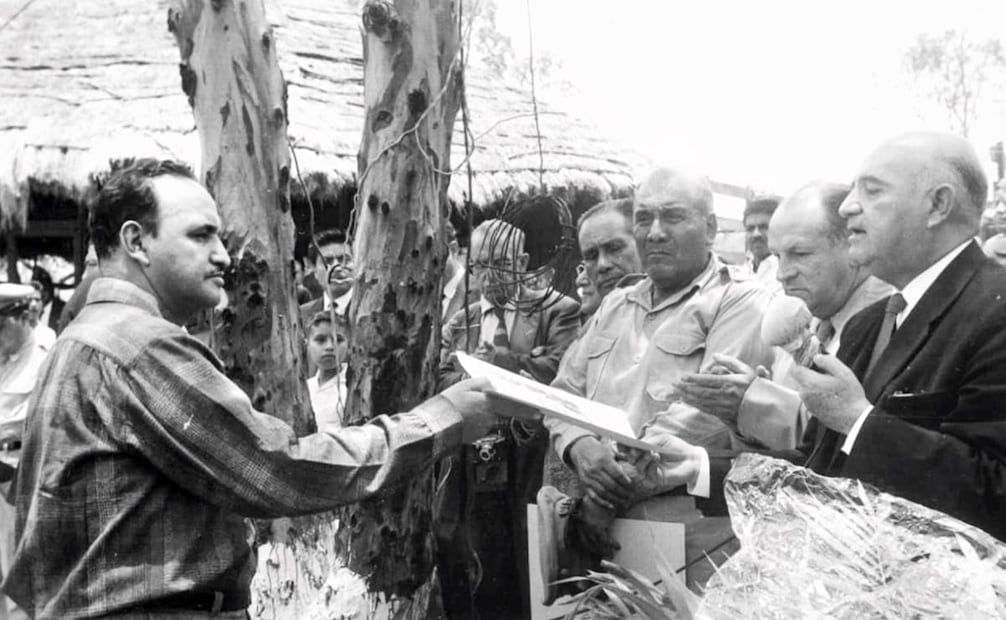 Santiago Ramírez Galicia, entonces presidente de la FME, recibe un reconocimiento en el Parque del Tepeyac, 1960. Foto: Cortesía Santiago Ramírez Pérez/ESPECIAL.