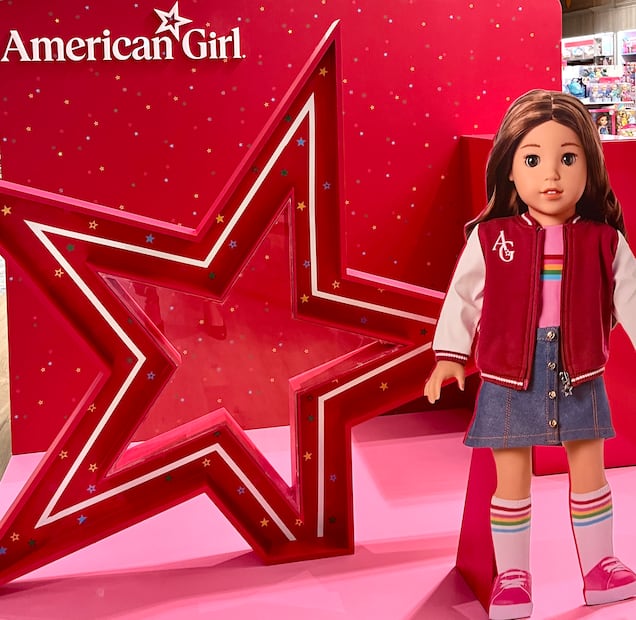 La famosa bomber jacket rosa de las muñecas American Girl es un emblema. Foto: Fernanda OH / EL UNIVERSAL