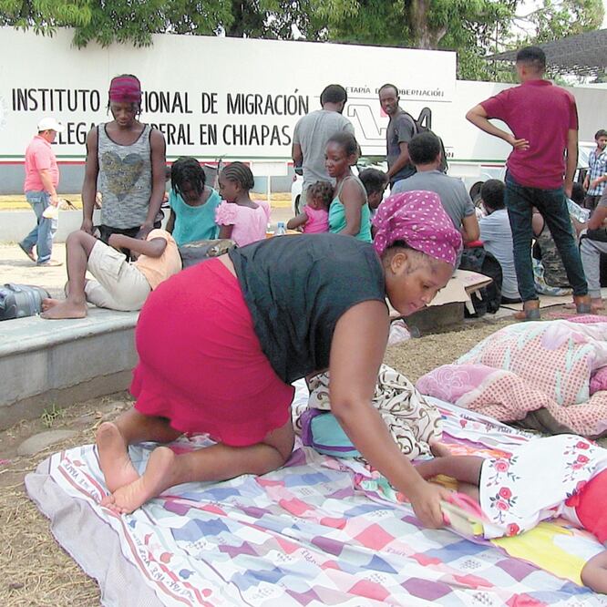En un recorrido realizado por EL UNIVERSAL, se constató que afuera de la estación migratoria Siglo 21, en Tapachula, Chiapas, duermen extranjeros, entre ellos niños y mujeres embarazadas, en las jardineras y el piso, con temperaturas de hasta 40°C