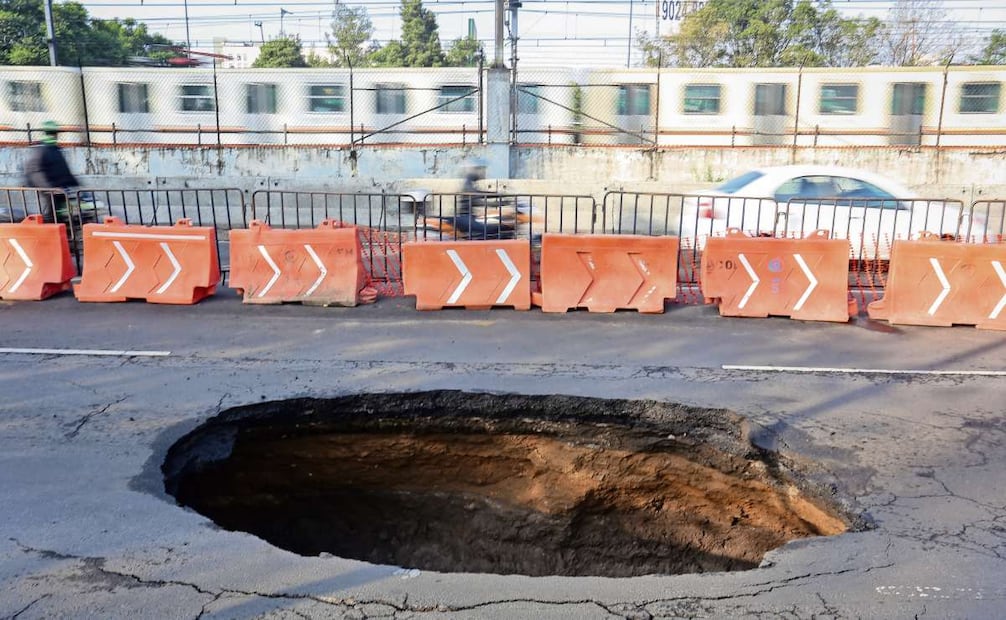 El socavón en la alcaldía Iztapalapa se abrió la tarde del 13 de agosto en los carriles centrales de la calzada, tiene 4 metros de largo, 2.5 de ancho y 4.5 de profundidad sobre la tubería de drenaje. Foto: Luis Camacho / EL UNIVERSAL