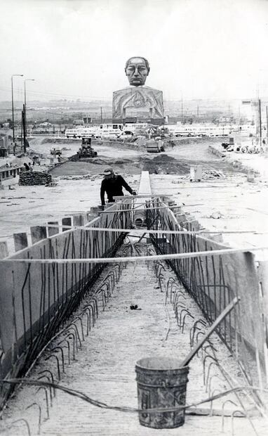 Al comenzar la década de 1990 el paso a desnivel del cruce entre la avenida López Mateos y la calzada Ignacio Zaragoza no existía. Sería hasta 1991 que se realizó esta modificación al trazado urbano de los alrededores de Pantitlán. Foto: Carlos Pereda/EL UNIVERSAL.