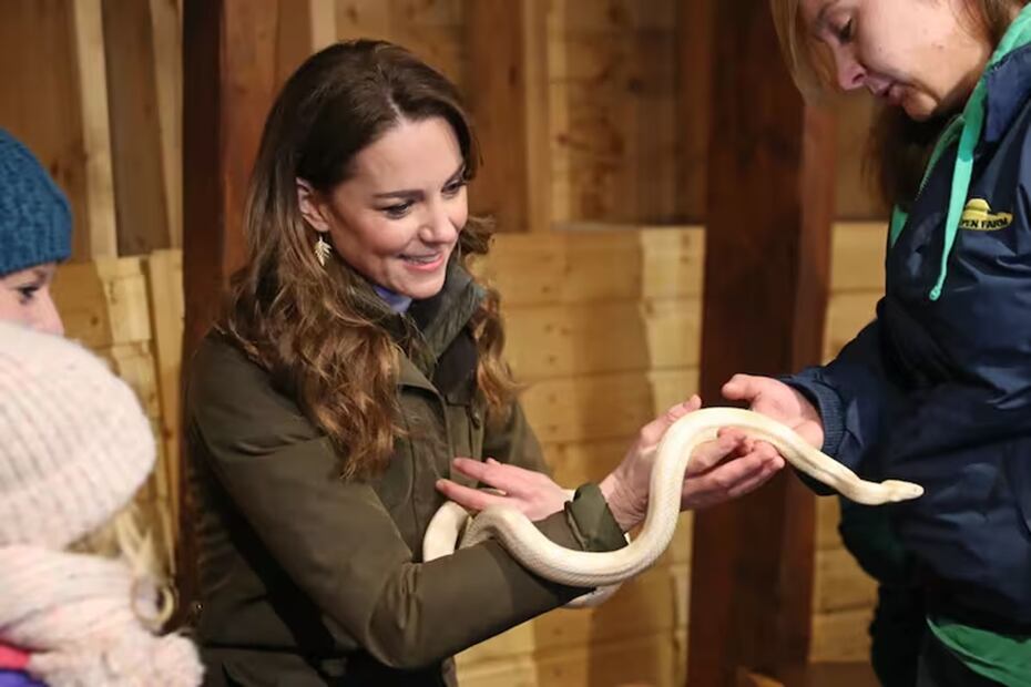 Kate Middleton en su visita a la Ark Open Farm en Belfast, donde le mostraron una serpiente. FOTO: ESPECIAL