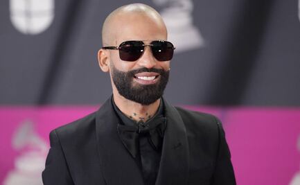 Arcangel se somete a horas de anestesia para lograr tatuaje en honor a su hermano muerto