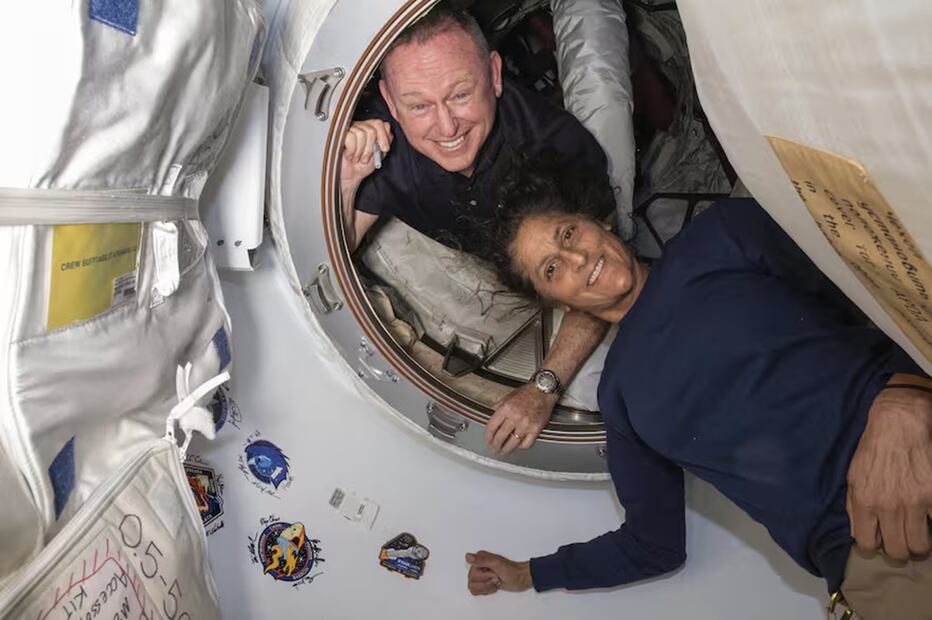 En esta fotografía proporcionada por la NASA, los astronautas de Boeing Crew Flight Test Butch Wilmore, izquierda, y Suni Williams posan para un retrato dentro del vestíbulo entre el puerto delantero del módulo Harmony de la Estación Espacial Internacional y la nave espacial Starliner de Boeing el 13 de junio de 2024. FOTO: NASA