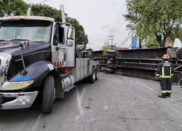 VIDEO: Volcadura de tráiler deja 3 personas lesionadas en Tlalnepantla, entre ellas una mujer embarazada