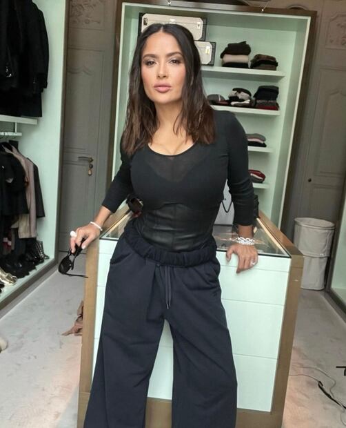 Salma Hayek derrocha estilo con corset de cuero