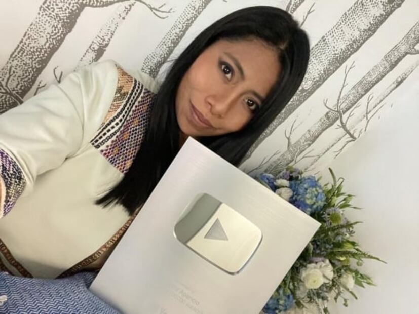 Yalitza Aparicio roba las miradas al conducir programa especial de los Golden Globes 2021