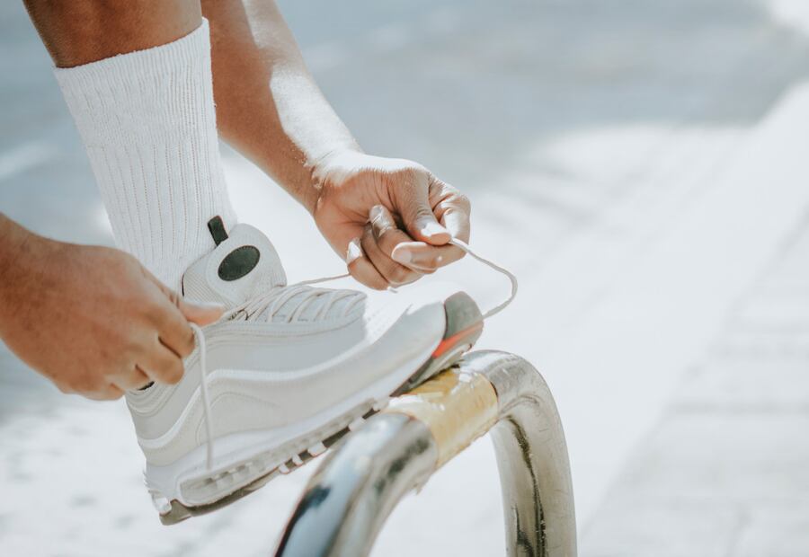 No expongas tus tenis al sol directo ni los seques en la secadora. Foto: Freepik