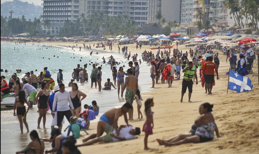 Una playa de Acapulco luce abarrotada de gente que disfruta de las vacaciones de Semana Santa, el jueves 17 de abril de 2025. Foto: EFE