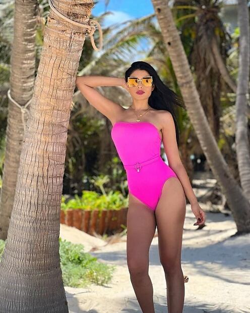 Kristal Silva luce como Barbie en minivestido rosa de lentejuelas