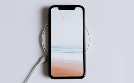 ¿Por qué es importante quitar la carcasa de tu celular antes de cargarlo?