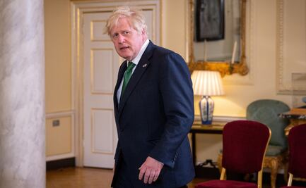 Revelan imágenes de Boris Johnson brindando en otra fiesta durante la pandemia de Covid-19 en 2020