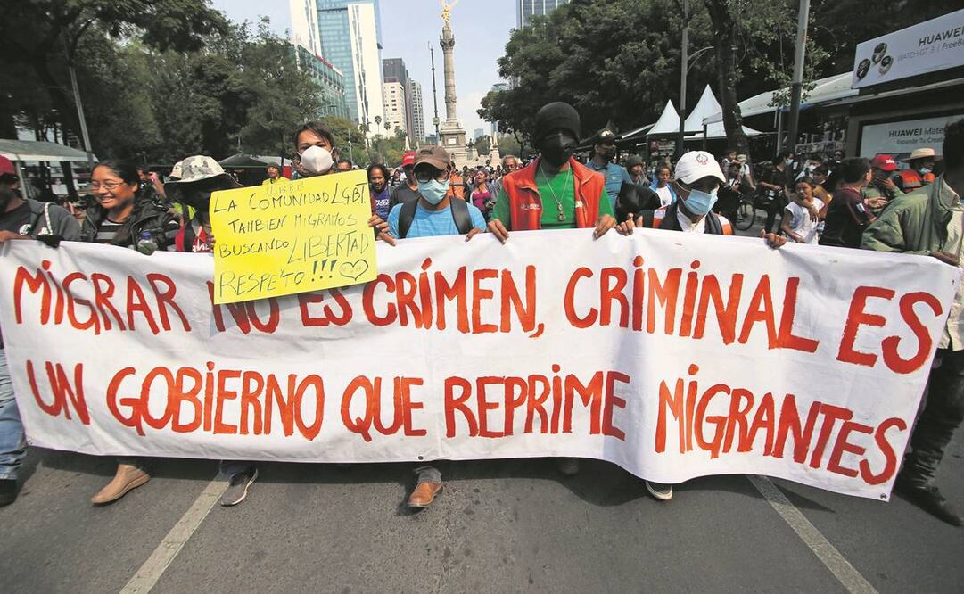 Migrantes, en su mayoría hondureños, se manifestaron frente a la Embajada de Estados Unidos en la CDMX; exigieron el libre tránsito en el país.  Foto: Carlos Mejía/ EL UNIVERSAL.