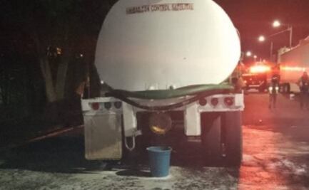 Atienden volcadura de pipa que derramó ácido muriático en Iztapalapa