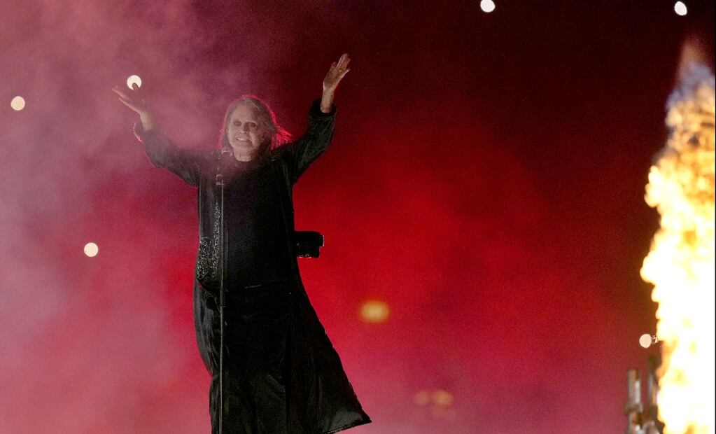Ozzy Osbourne se presenta durante la ceremonia de clausura de los Juegos de la Commonwealth en el estadio Alexander de Birmingham, Inglaterra, el lunes 8 de agosto de 2022. Foto: AP