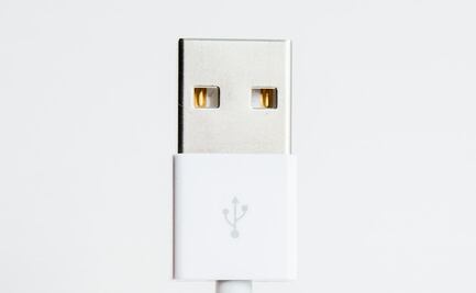 Esta es la función de los orificios en el conector USB