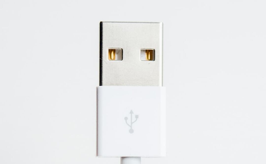 Para esto sirven los agujeros cuadrados en el conector USB. Foto: Unsplash