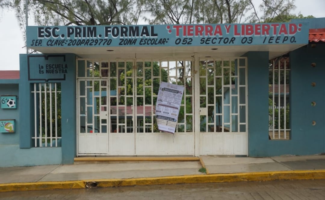 Huracán Erick deja daños en 171 escuelas de Oaxaca; reanudan clases en zonas con menor afectación. Foto: Edwin Hernández