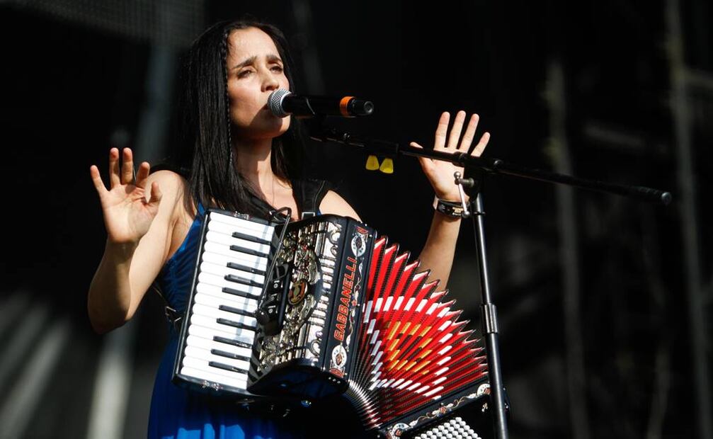 Julieta Venegas deleitó a los presentes con temas como "Ese camino", "Andar conmigo", "Me voy" y "Buenas noches, desolación". FOTO: Archivo.