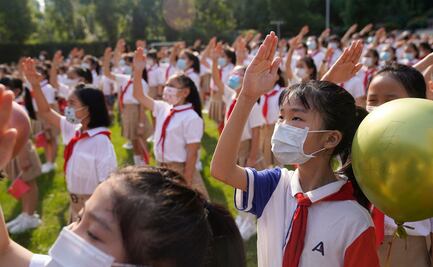 Niños de China regresan a clases con nuevos libros que rinden culto al presidente Xi Jinping