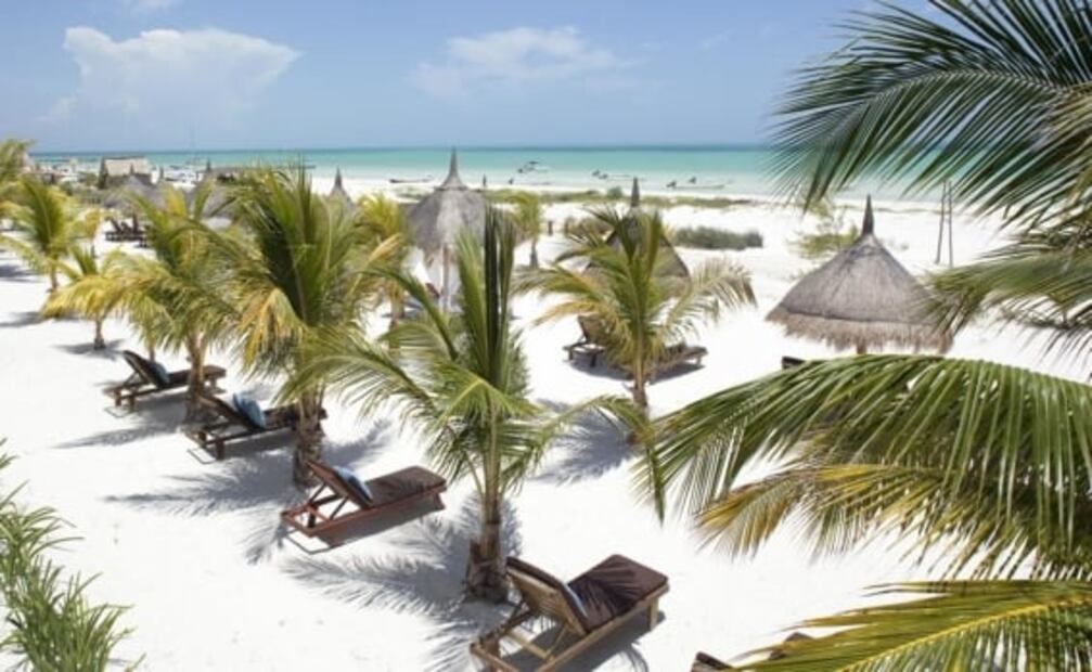 ¿Cómo es Holbox, la isla donde el fuego consumió hoteles?