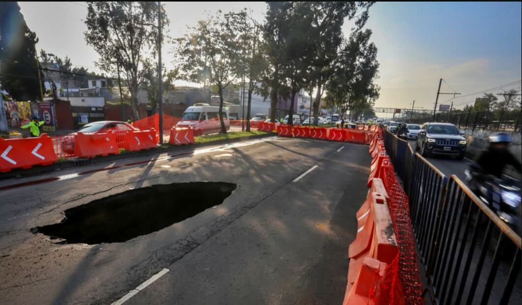Gran caos vial se registra en la Calzada Ignacio Zaragoza debido a un socavón que se formó en los carriles centrales en dirección al Aeropuerto de la Ciudad de México, a la altura del puente del mercado de San Juan, el jueves 14 de agosto de 2025. Foto: Luis Camacho/EL UNIVERSAL