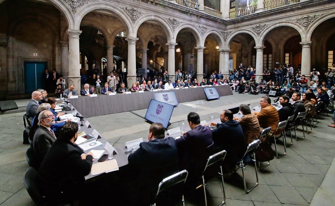 En el patio del Antiguo Palacio del Ayuntamiento se instaló ayer el gabinete del agua, que sesionará con frecuencia junto a los alcaldes. Foto: Especial