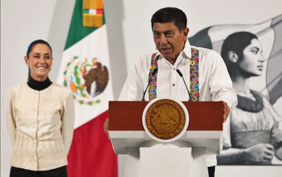 "La Guelaguetza no es una fiesta más es un más es nuestra máxima ceremonia", dijo el gobernador de Oaxaca, Salomón Jara, durante la mañanera de este viernes dónde invitó a la presidenta Claudia Sheinbaum a esta celebración oaxaqueña que se celebra del 21 y 28 de julio. Foto. Carlos Mejía/EL UNIVERSAL