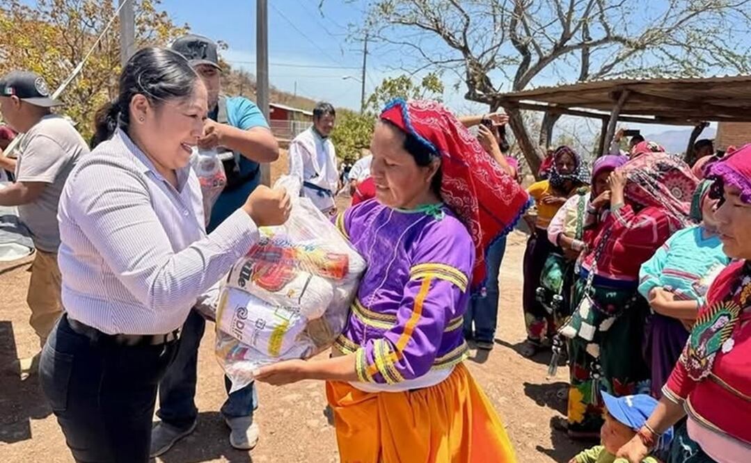 Imelda Escobedo López se trasladó a la comunidad de Tutuyecuamama con el objetivo de entregar paquetes alimentarios. Foto: Especial