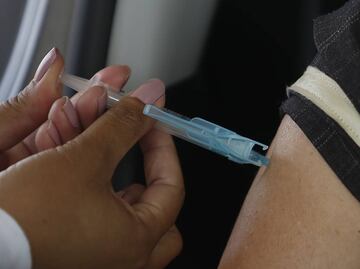 Vacunan con Pfizer a 8 menores con amparos en Nuevo León