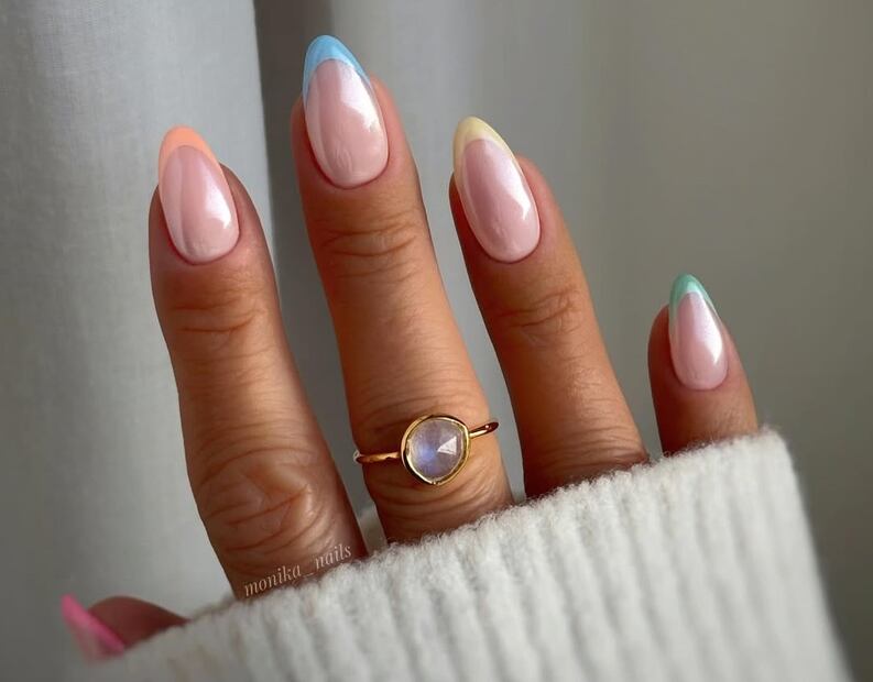 Puedes elegir un tono pastel o llevar varios. Foto: Especial. Instagram @monika__nails