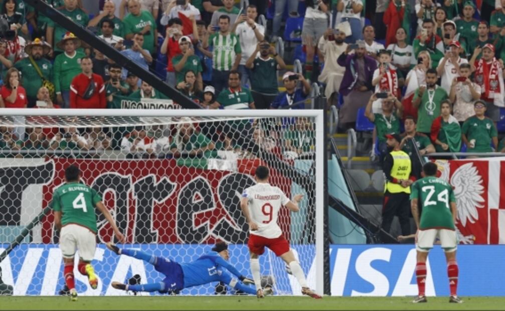 Así fue el penalti que Memo Ochoa le atajó a Lewandowski en el México vs Polonia