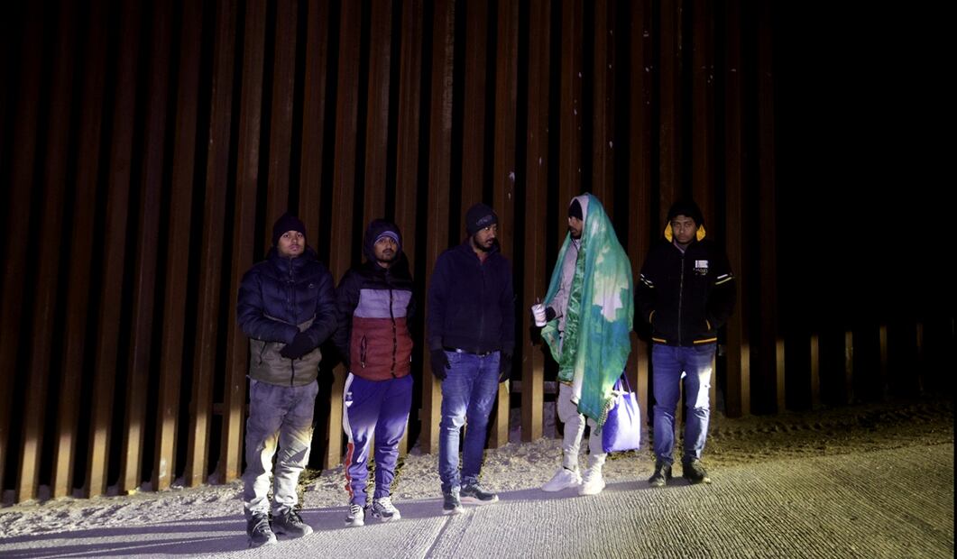 Migrantes se entregan a oficiales de la Border Patrol en Sásabe, Arizona, el 22 de enero de 2025. Foto: Valente Rosas/EL UNIVERSAL