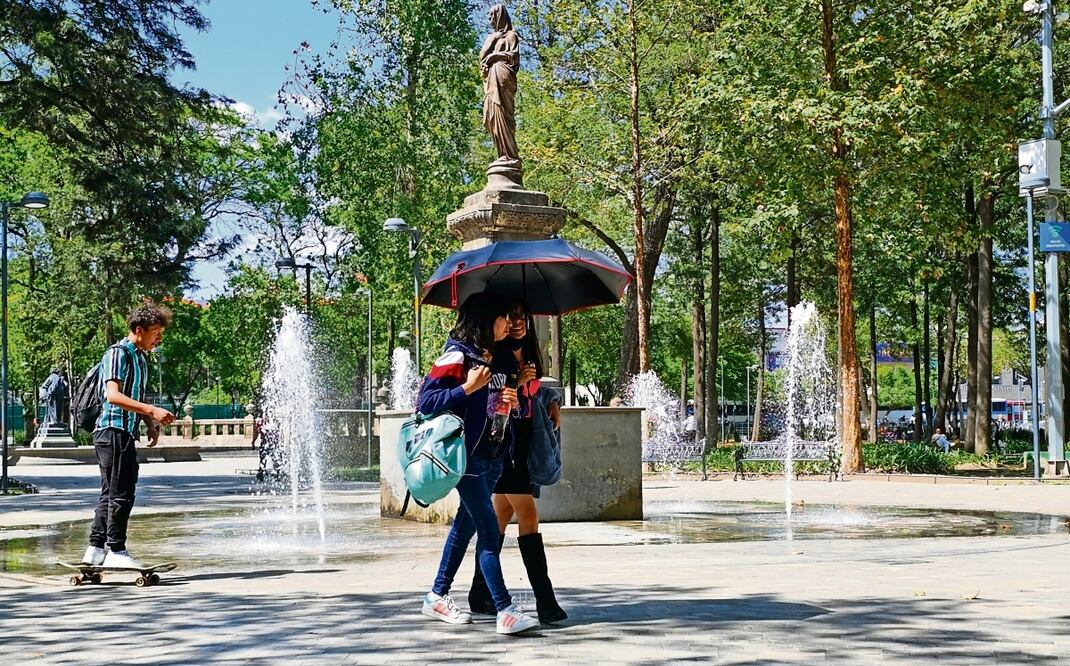 En estos días de calor hay que evitar salir a la calle; de no ser posible, se debe usar gorra o sombrilla, recomendó un funcionario capitalino, Foto: Jorge Medellín / EL UNIVERSAL
