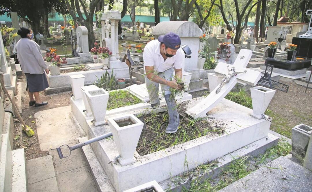 Daniel, empleado del Panteón Xoco, a cambio de limpiar las tumbas recibe una propina que no pasa de los 30 pesos. Confía en que llegue más gente, pues la pandemia hizo que disminuyera el trabajo. Foto: Carlos Mejía. EL UNIVERSAL