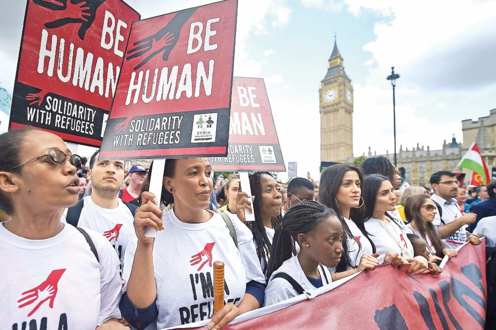 Manifestantes expresan su solidaridad con los refugiados que llegan a Europa procedentes de países en conflicto, en una marcha celebrada ayer frente al Parlamento británico en Londres (ANDY RAIN. EFE)