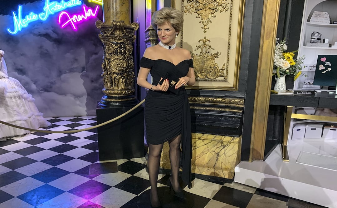 El museo Grévin de París presentó este jueves su nueva incorporación: la figura de cera de la princesa Diana de Gales, también conocida por Lady Di, primera esposa del actual rey del Reino Unido, Carlos III, vestida con una réplica de su icónico 'vestido de la venganza'. Foto: EFE
