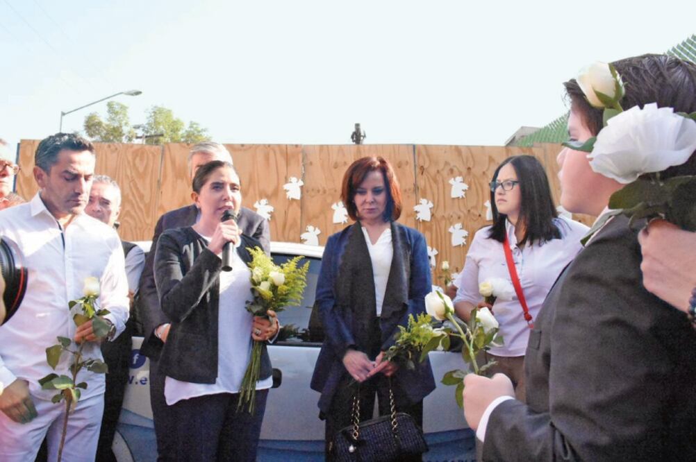 Alejandra Barrales y Purificación Carpinteyro, candidatas a la jefatura de Gobierno, y padres de familia del colegio Enrique Rébsamen, rindieron un homenaje a las víctimas que fallecieron en el lugar en el sismo del 19 de septiembre (ESPECIAL)