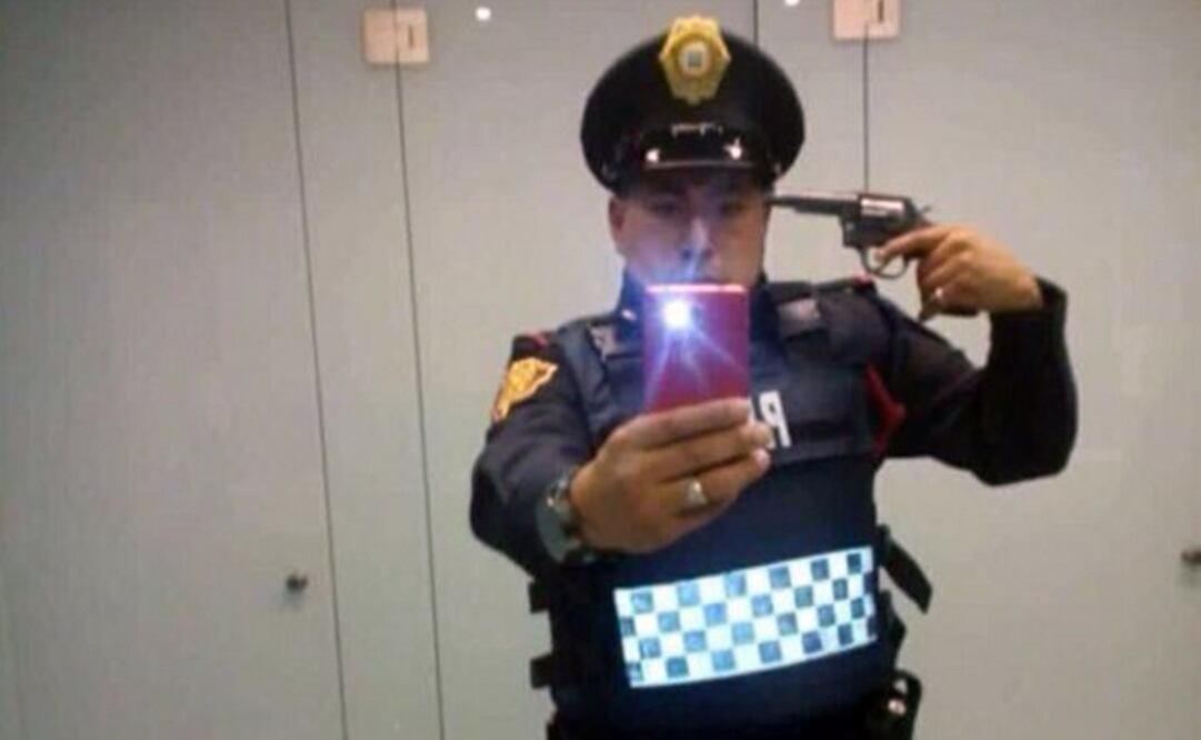 Suspenden a policía por selfie con pistola