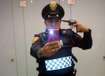 Suspenden a policía por selfie con pistola