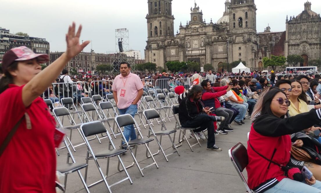 La colección "25 para el 25" son los 2.5 millones de libros del Fondo de Cultura Económica que fueron puestos a disposición del público en el Zócalo de la Ciudad de México. Foto: Yanet Aguilar/EL UNIVERSAL.
