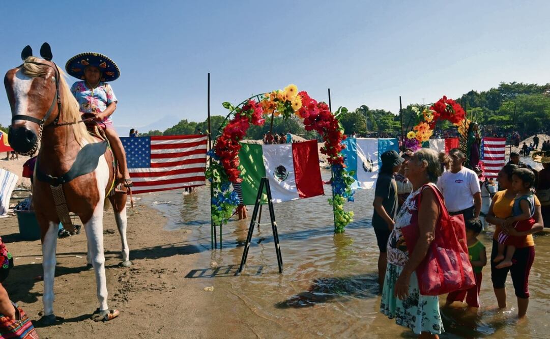 En medio del cruce entre Guatemala y México, un estudio instaló escenarios para que peregrinos se tomaran la foto del recuerdo. Foto: María de Jesús Peters/EL UNIVERSAL